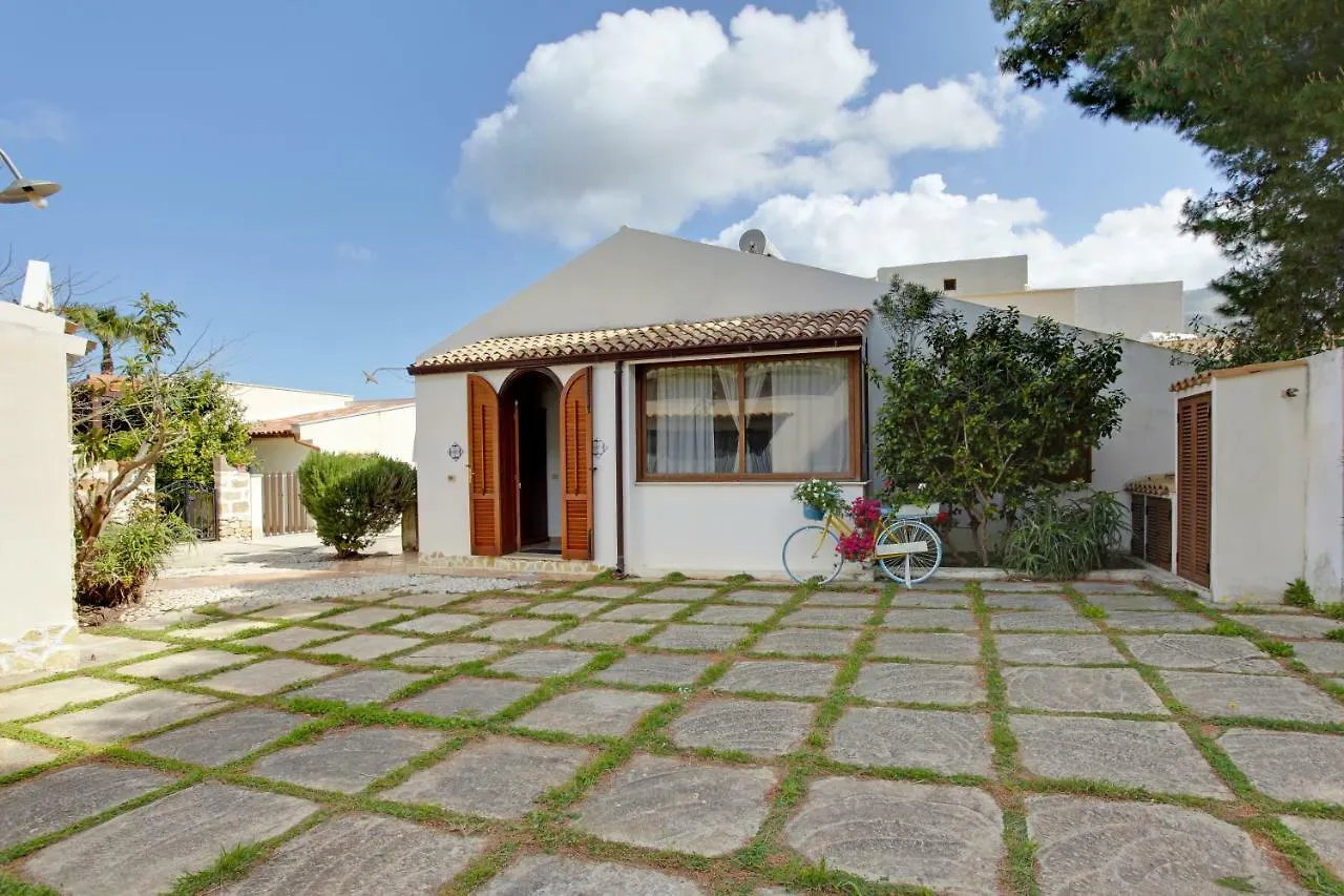 Holiday home Casa Vacanza Perla Bianca Villa Castelluzzo Italy